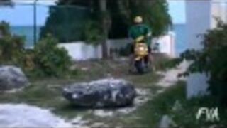 Grubasek na skuterze