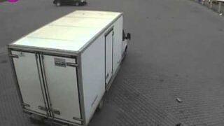 Pijany kręci "bączki" i uderza w płot