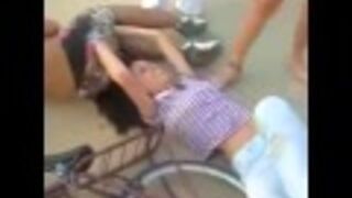 Skok na rowerze z dziewczyną