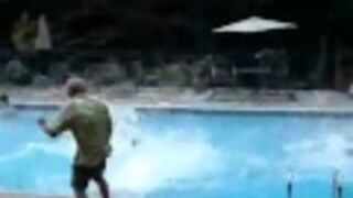 Skok rowerem do basenu!