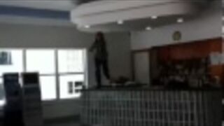 Co może zrobić gostek bez rąk?