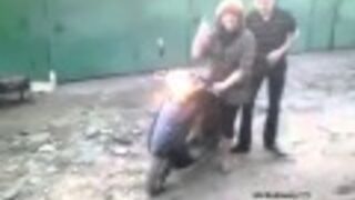 Dziewczyna na skuterze