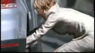 Kobieta zmienia koło