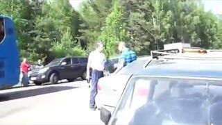 Rosyjski policjant obezwładnia samochód