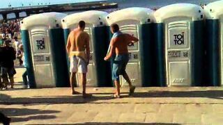 Walka z toi-toi na sunrise after party 2011