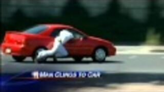 Facet wsiada do jadącego samochodu