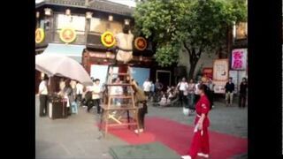 Salto ze szklankami z wodą