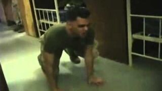 Zołnierz chodzi jak dinozaur