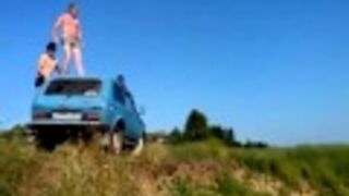 Nieudany skok do wody z dachu samochodu. Rosja