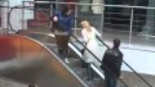 Blondynka na ruchomych schodach