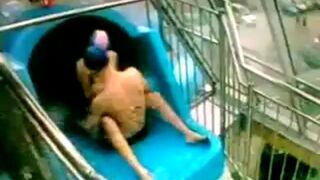 Seks na zjeżdżalni w Opocznie