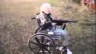 Babcia testuje pistolet maszynowy MP40