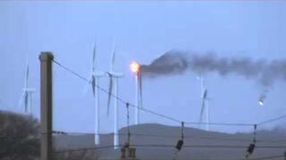Turbina wiatrowa płonie w czasie burzy