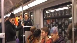 Beka w metrze - zarazliwy smiech