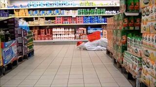 Człowiek Dżdżownica na świątecznych zakupach