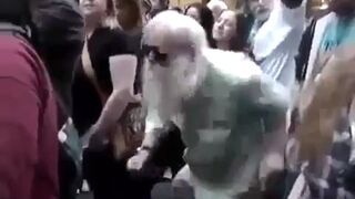 Dziadek tańczy jak młody Bóg!
