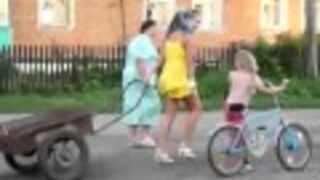 Dziewczyna ciągnie