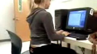 Szybko pisze na klawiaturze