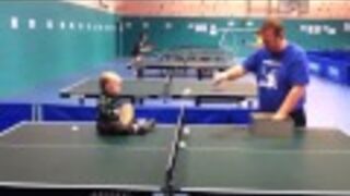 Hit! 1,5 roczne dziecko gra w ping-ponga!