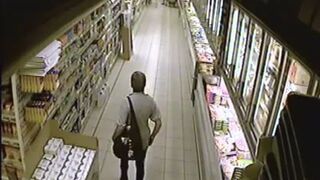 Kobieta robi kupę w markecie