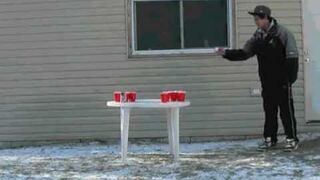 Sztuczka z piłeczką i kubkami