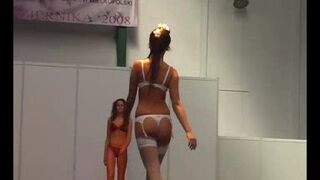 Zobacz, co panna młoda ma pod suknia ślubną