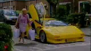 Sportowy samochód w obszarze miejskim