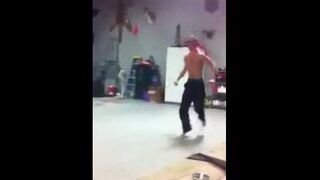 Chciał przebić głową drzwi od garażu