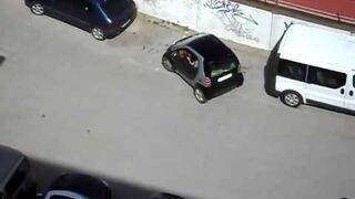 Kobieta parkuje Smartem