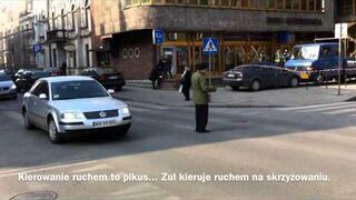 Żul kieruje ruchem na skrzyżowaniu