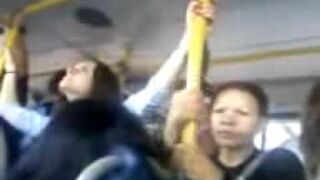 Nieprzyzwoita kobieta w autobusie