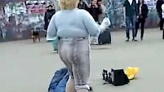 Techno Babcia w centrum Warszawy