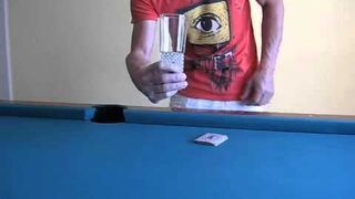 Jak postawić szklankę na karcie?