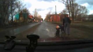 Rosja: Wskoczył pod samochód