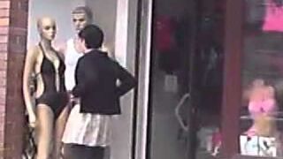 Kobiera rozmawia z manekinem