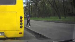 Rosyjski kierowca wyrzuca pijanego pasażera z autobusu