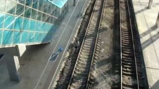 Początkujący parkurowiec na peronie