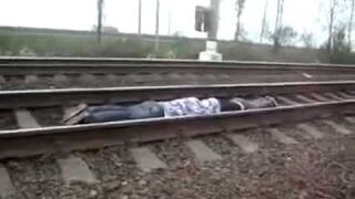 Rosja: Bezmyślna zabawa na torach!