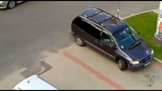 Blondynka nie potrafi wyjechać z parkingu