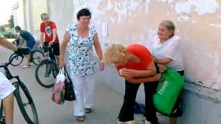 Bójka babci w centrum miasta