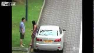 Dziewczyna torturuje swojego chłopaka