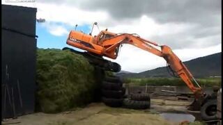 Niezły wyczyn operatora koparki!