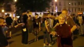 Tańcząca babcia na koncercie