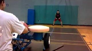 Piłką do koszykówki w twarz