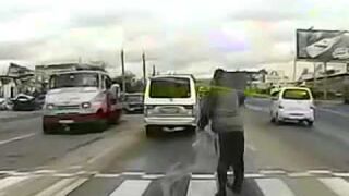 Rosja: Pieszy potrącił samochód