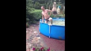 Skok do basenu - slow motion