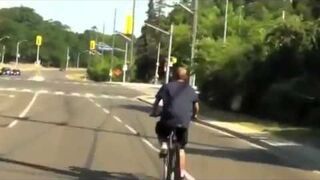 Pijany rowerzysta wchodzi w zakręt