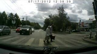 Rosja: Pomoc staruszce na pasach