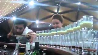 Barman miksuje drinki z bilardem