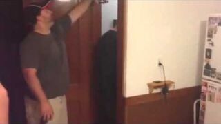 Facet sika na elektrycznego pastucha na muchy